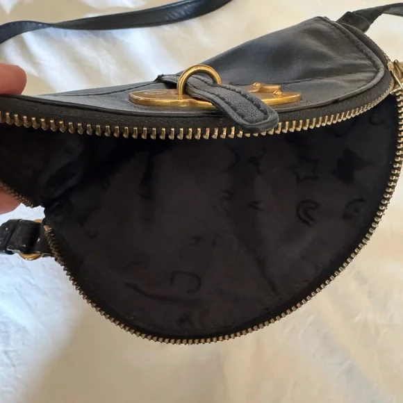 Marc by Marc Jacobs Vintage Black Leather Crossbody bag with Bird Accent - Picture 12 of 13
